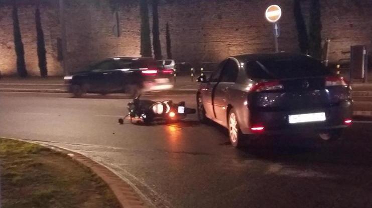 Grave ragazza di 21 anni travolta con lo scooter da un’auto in pieno centro