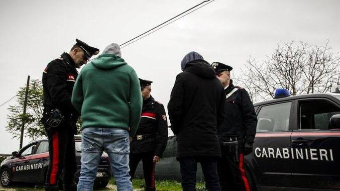 Interrompono la trattativa con il cliente e arrestano lo spacciatore dopo la fuga