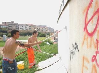 Pulizia spiagge (sopra quella dei Tre Ponti) e cancellazione delle scritte dai muri (a destra): due degli interventi del pacchetto decoro urbano proposti dalle cooperative al Comune. Sotto la tavola rotonda di Legacoop