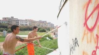 Pulizia spiagge (sopra quella dei Tre Ponti) e cancellazione delle scritte dai muri (a destra): due degli interventi del pacchetto decoro urbano proposti dalle cooperative al Comune. Sotto la tavola rotonda di Legacoop