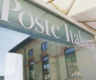Il logo di Poste Italiane all’interno dell’ospedale di Cisanello