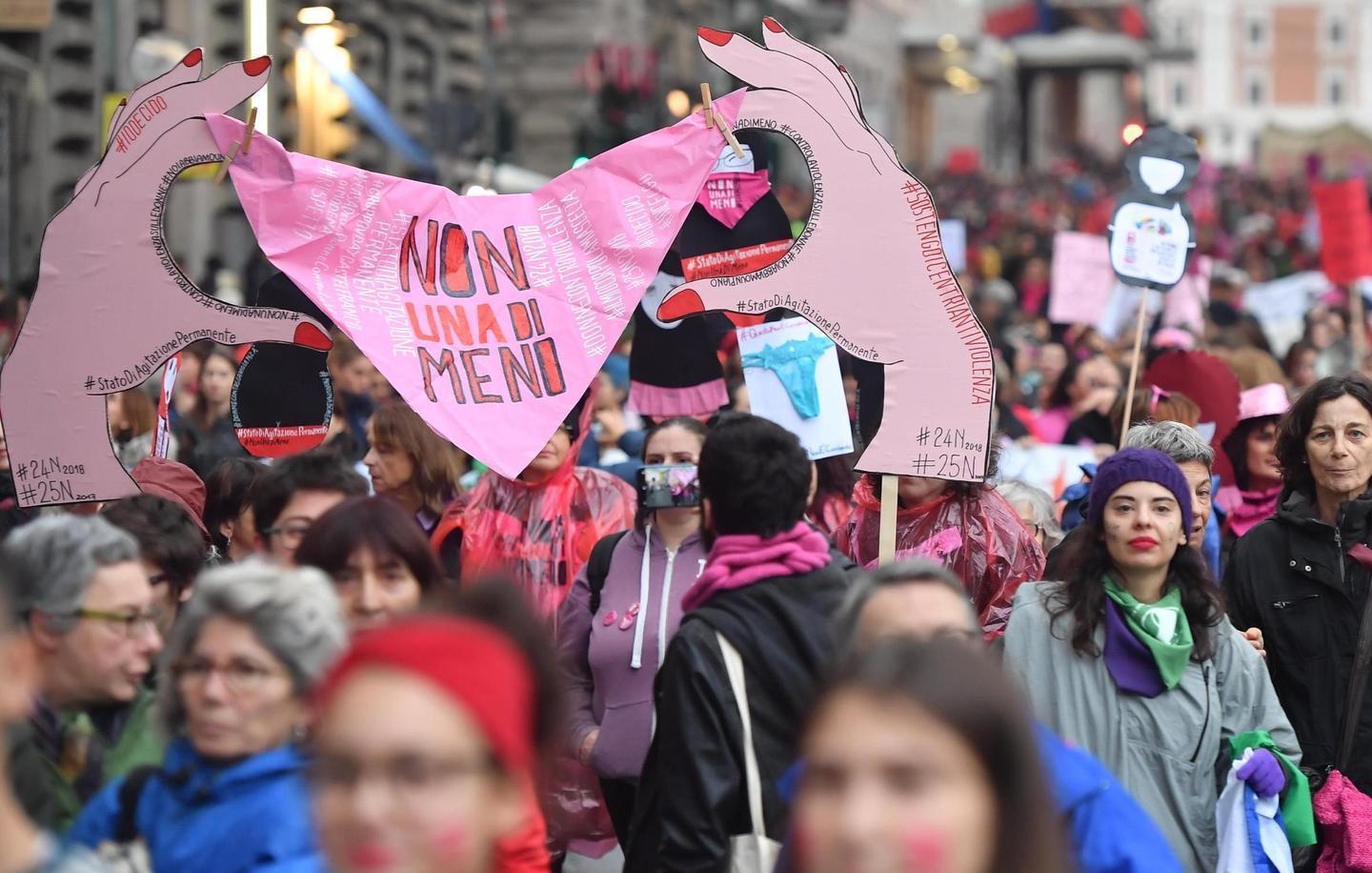 In migliaia sfilano a Roma contro i femminicidi 