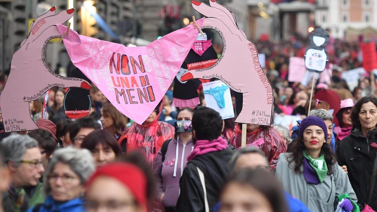 In migliaia sfilano a Roma contro i femminicidi 