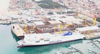 Una veduta dei Nuovi Cantieri Apuania, e una assemblea dei lavoratori nello stabilimento