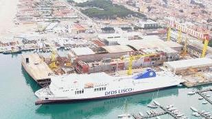 Una veduta dei Nuovi Cantieri Apuania, e una assemblea dei lavoratori nello stabilimento