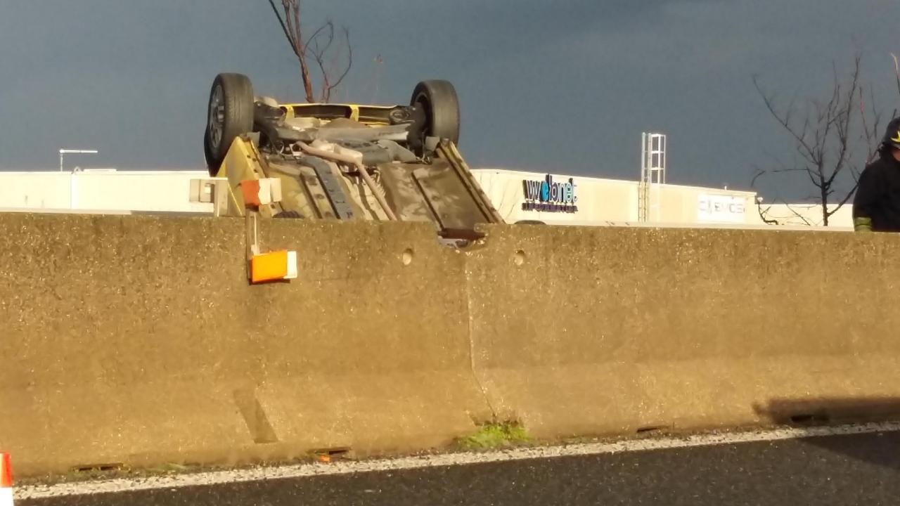 Incidente sulla Variante, auto ribaltata e traffico paralizzato