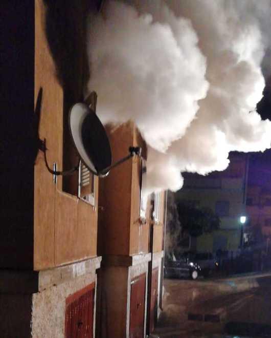 Scoppia l’incendio nel palazzo, una decina gli intossicati 