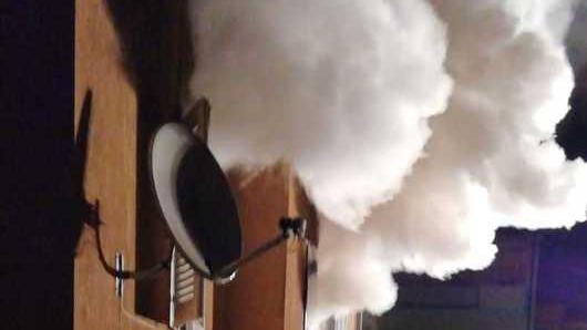 Scoppia l’incendio nel palazzo, una decina gli intossicati