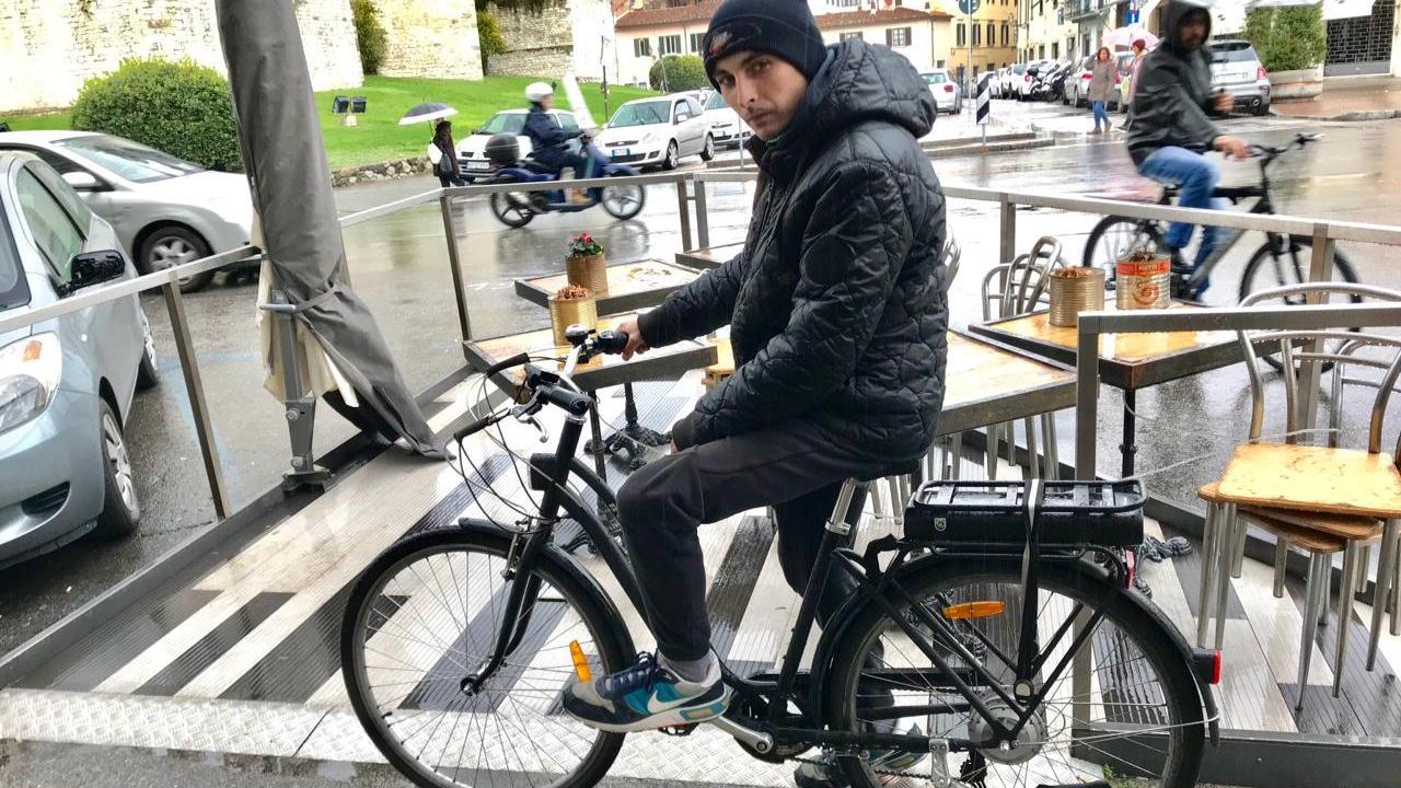 Giacomo Calamai con la bici recuperata (foto Batavia)