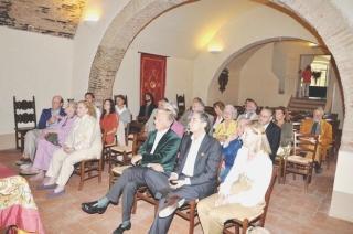 Il conte Ugolino e il pubblico all’incontro che si è tenuto al castello di Castagneto