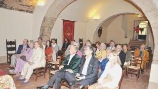 Il conte Ugolino e il pubblico all’incontro che si è tenuto al castello di Castagneto