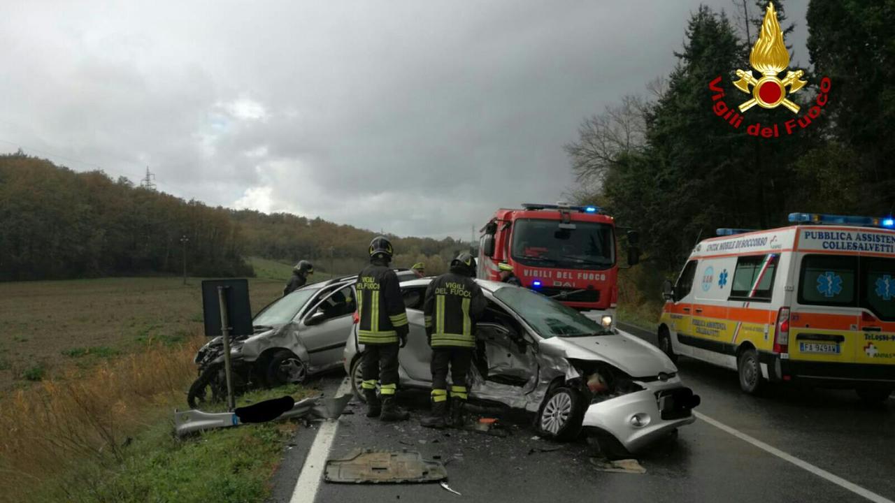 Frontale tra auto in via delle Sorgenti, conducente estratta dalle lamiere