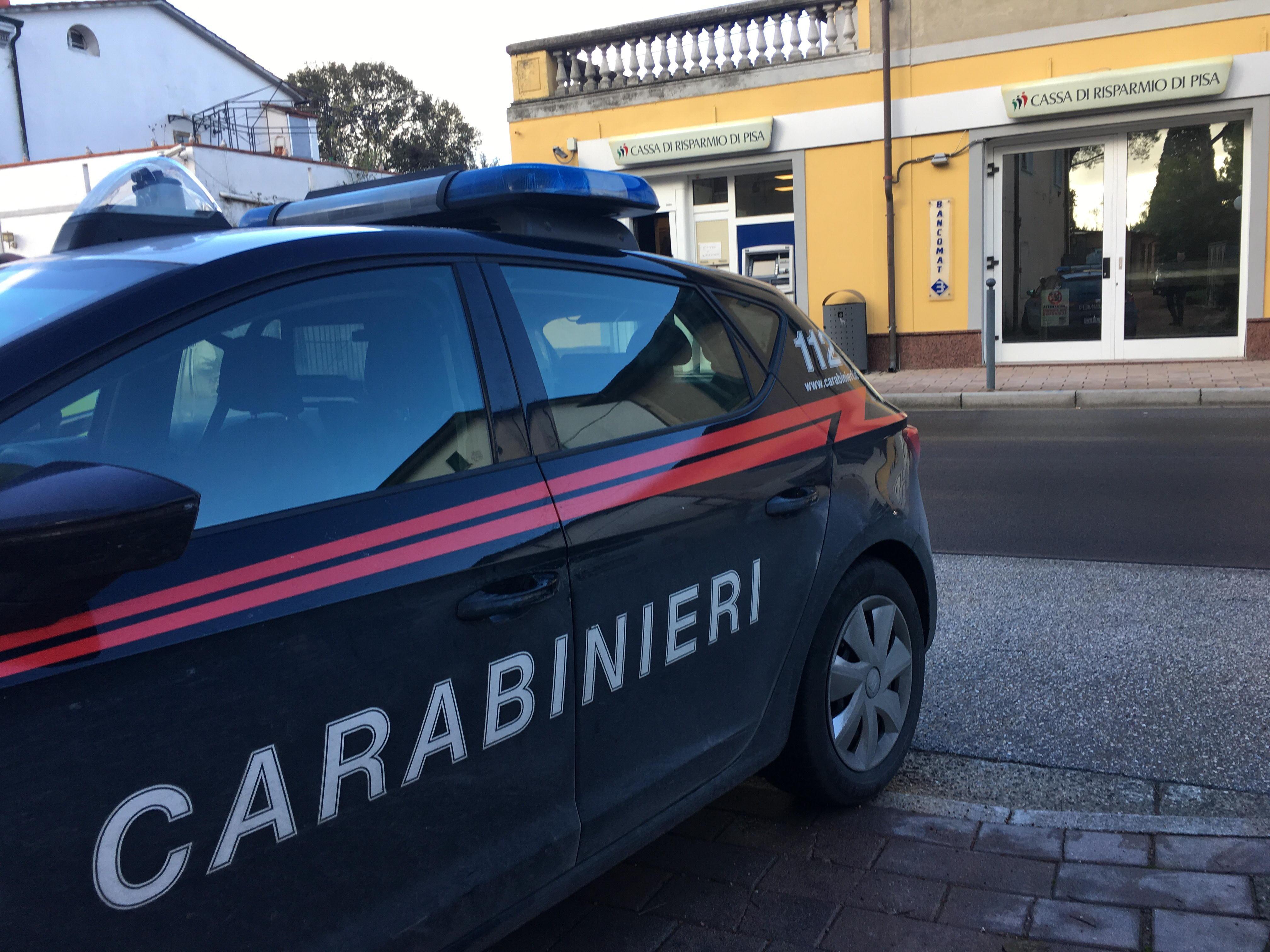 Carabinieri di fronte alla filiale rapinata (Foto Franco Silvi)