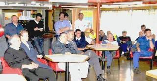 Un’assemblea sindacale a bordo di una delle navi Toremar, sotto uno striscione di protesta