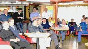 Un’assemblea sindacale a bordo di una delle navi Toremar, sotto uno striscione di protesta