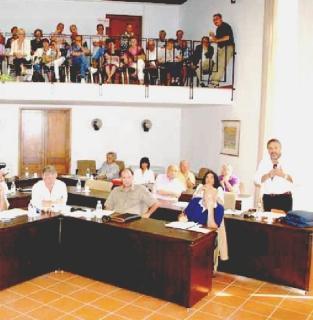 Il cementificio della Lavoriere e Zucconi mentre parla in Consiglio