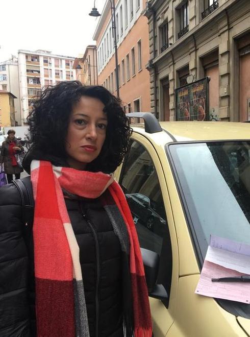 Irene Giacalone accanto all'auto multata