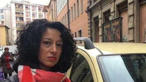 Irene Giacalone accanto all'auto multata