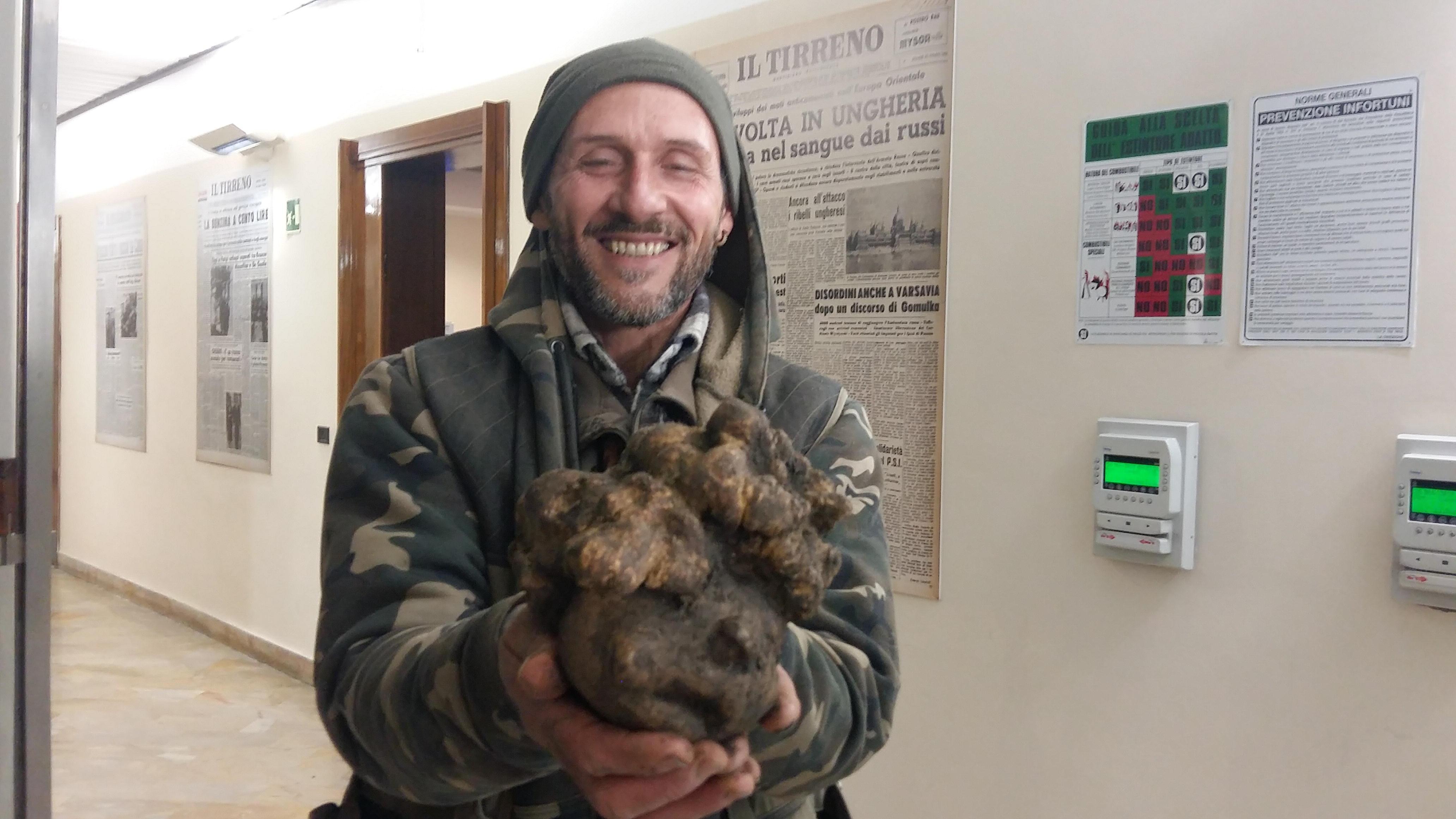 Mauro Del Greco e il tartufo bianco record da 2 chili e 10 grammi 