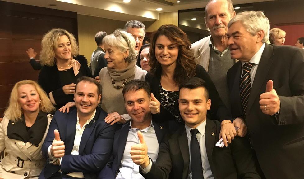 Foto di gruppo: con la sindaca Susanna Ceccardi alcuni degli eletti riuniti ieri a Firenze fra cui il sindaco di Pisa Michele Conti, il deputato Edoardo Ziello, Donatella Legnaioli.