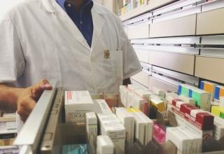 Medicinali all’interno di una farmacia