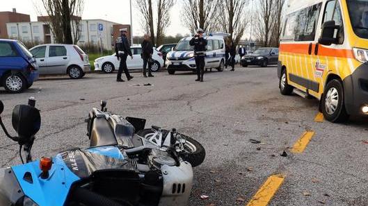 Urtato da un’auto in manovra, giovane sbalzato dalla moto