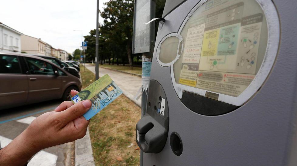 Un parcometro di Empoli, presto si potrà pagare anche con le carte