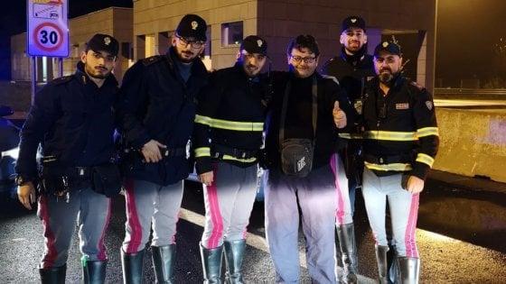 Scampato il pericolo, la foto del camionista con i suoi "salvatori"