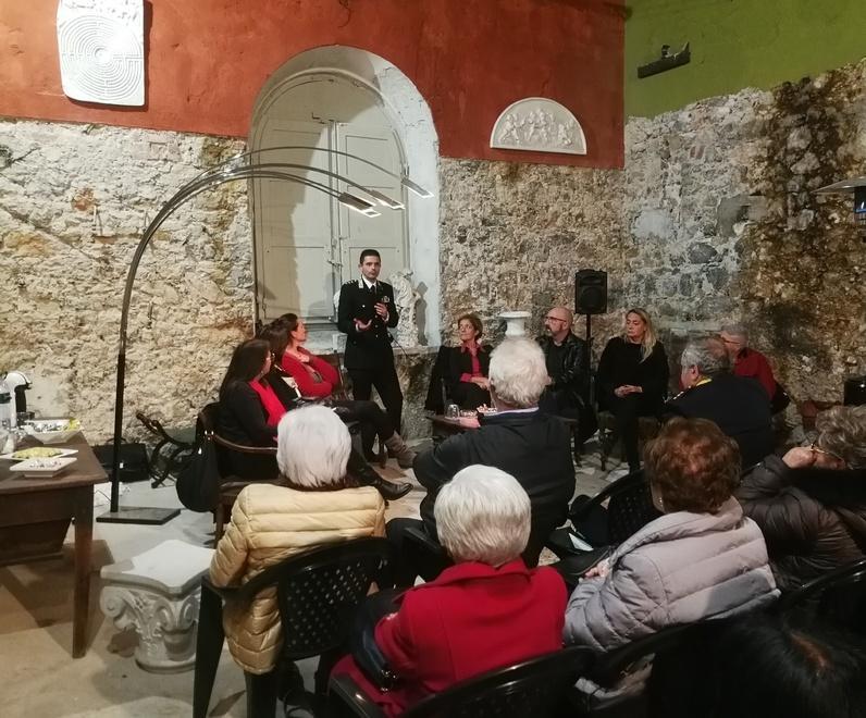Tanti e tante sfilano per urlare il loro no