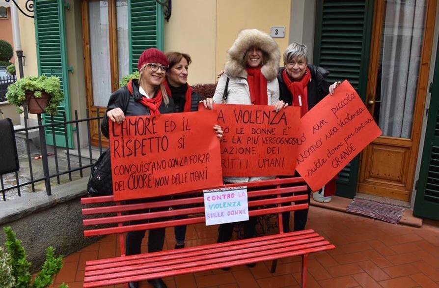 Panchina rossa per dire no alla violenza sulle donne