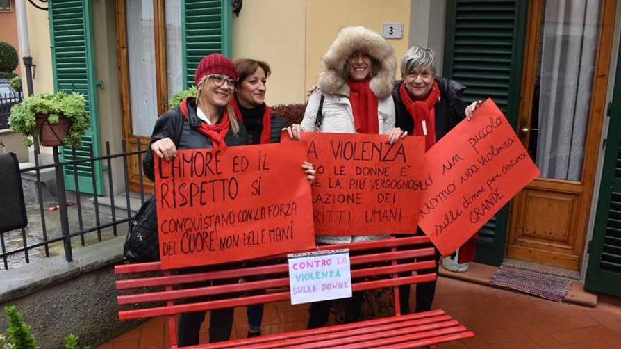 Panchina rossa per dire no alla violenza sulle donne