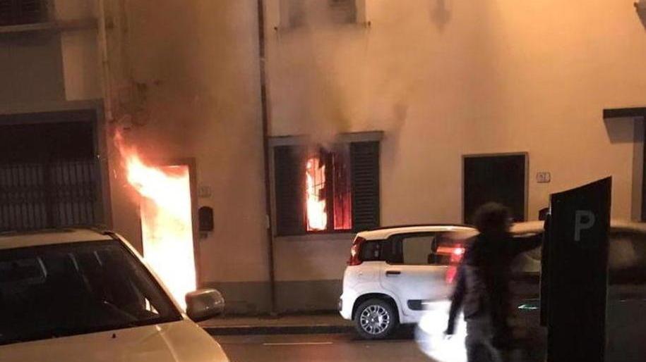 Brucia una casa, intossicato un anziano