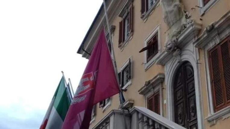 Comune, bandiera a mezz’asta