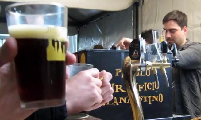 Piccolo Birrificio Clandestino boccali di birra in festival 