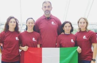 L’allenatore Andrea Fuduli insieme alle quattro ragazze d’oro ai mondiali di alzata di potenza