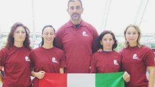 L’allenatore Andrea Fuduli insieme alle quattro ragazze d’oro ai mondiali di alzata di potenza