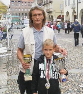 A sinistra Cammarota con Monselesan; sopra i ragazzi della Pugilistica