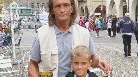 A sinistra Cammarota con Monselesan; sopra i ragazzi della Pugilistica