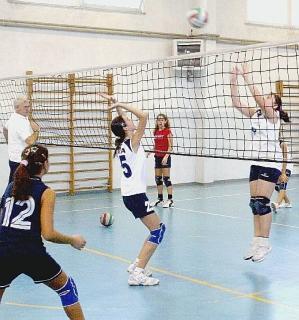 Azione sottorete in un match di volley giovanile