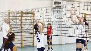 Azione sottorete in un match di volley giovanile