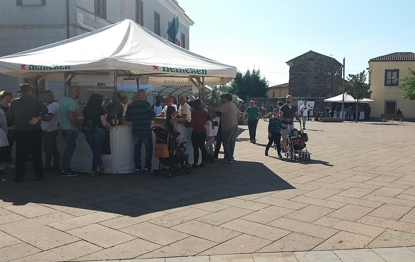 Proteste per il chiosco della Protezione civile 