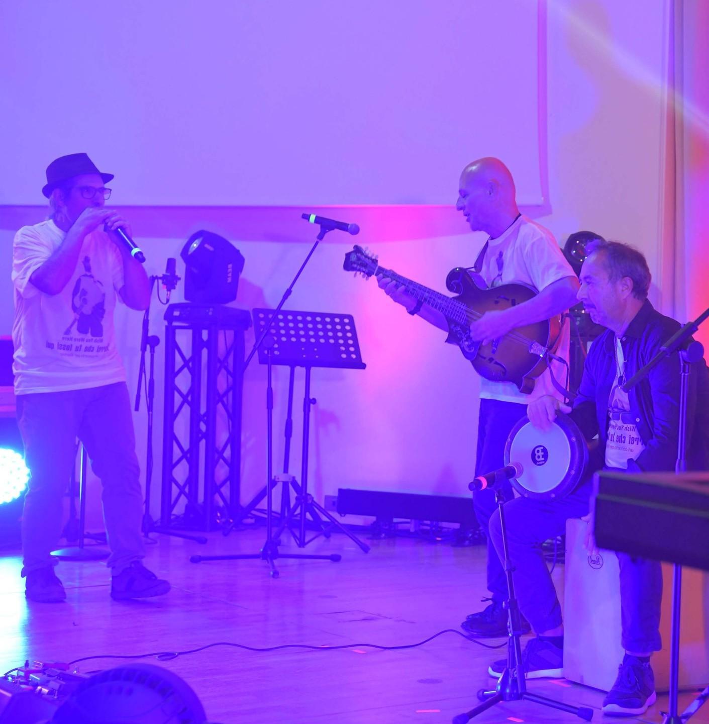 In centinaia al concertone per ricordare Martina Canu