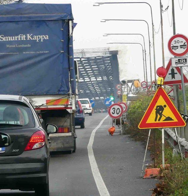 Code sul ponte del Po, il senso unico alternato per gli ultimi lavori 