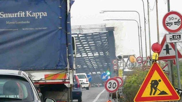 Code sul ponte del Po, il senso unico alternato per gli ultimi lavori