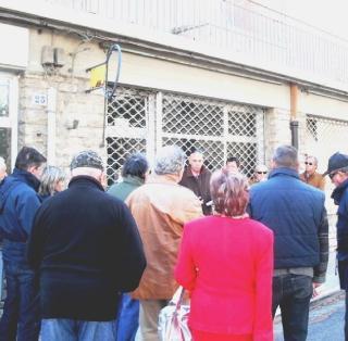 Chiuso l'ufficio postalegli anziani di Larderello protestano in strada