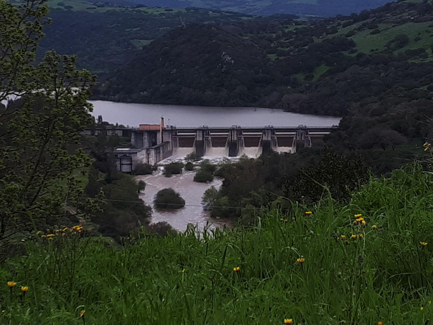 Lo sbarramento di Pranu Antoni rilascia acqua
