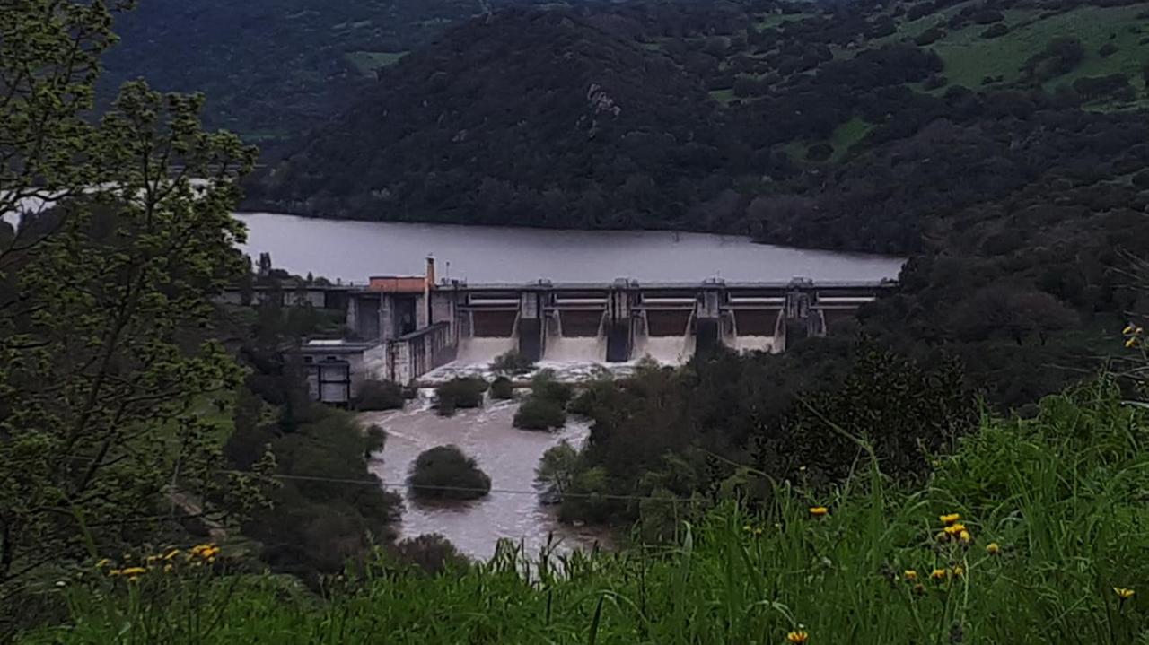 Lo sbarramento di Pranu Antoni rilascia acqua
