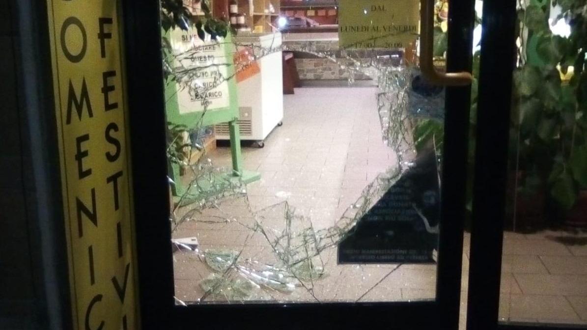 La vetrata infranta del panificio di via Montanelli