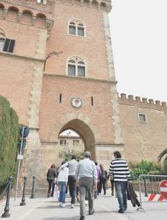 Turisti all’ingresso di Bolgheri