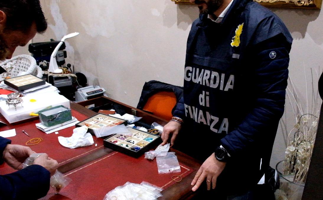 Il materiale sequestrato da polizia e Guardia di finanza